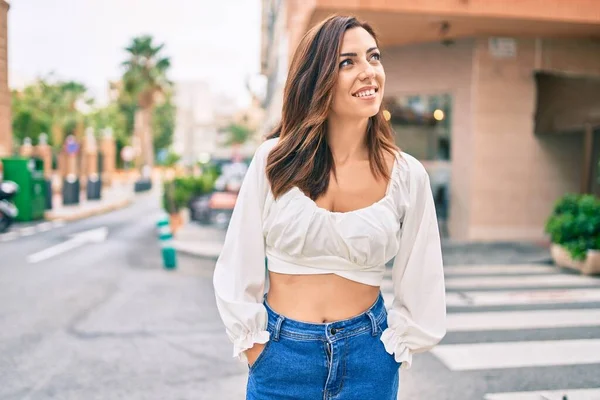 Joven Mujer Hispana Sonriendo Feliz Caminando Por Ciudad — Foto de Stock