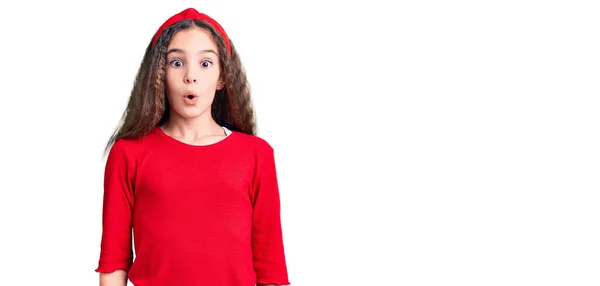 Tatlı Spanyol Çocuk Günlük Kıyafetler Giyiyor Korkmuş Ağzı Açık Kalmış — Stok fotoğraf
