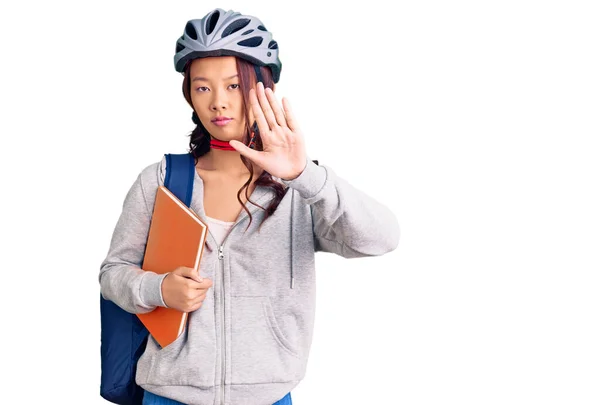 Menina Chinesa Bonita Nova Usando Mochila Estudantil Capacete Bicicleta Segurando — Fotografia de Stock