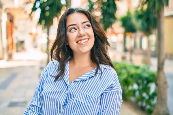 Genç Spanyol Kadını Şehirde Mutlu Bir Şekilde Yürürken Gülümsüyor — Stok fotoğraf