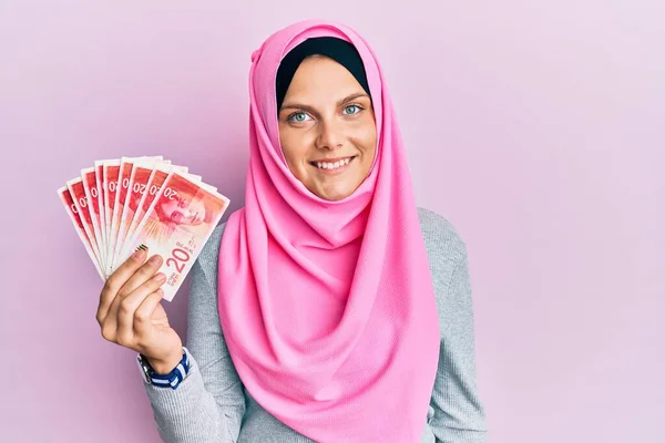 Νεαρή Καυκάσια Γυναίκα Ισλαμική Μαντίλα Που Κρατά Χαρτονομίσματα Των Σέκελ — Φωτογραφία Αρχείου