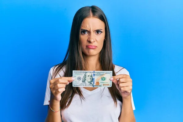 Mulher Hispânica Jovem Segurando Notas 100 Dólares Cético Nervoso Franzindo — Fotografia de Stock