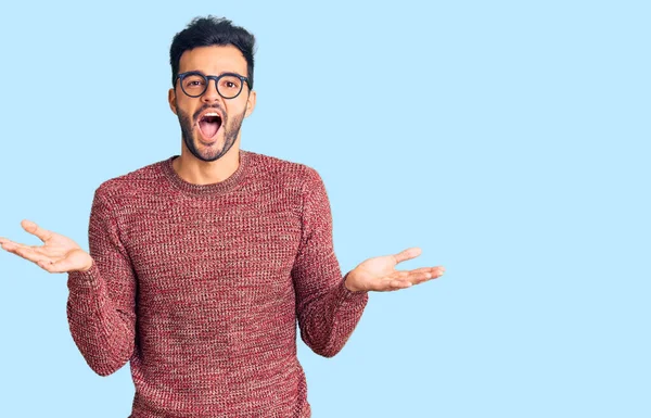 Junger Gutaussehender Hispanischer Mann Winterpullover Und Brille Der Verrückt Und — Stockfoto