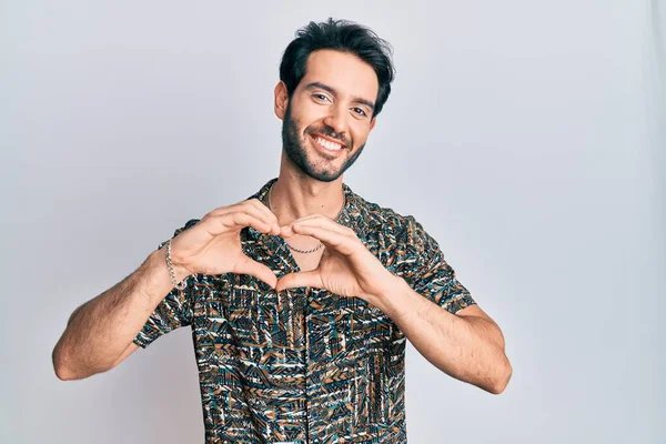 Ung Latinamerikansk Man Bär Elegant Sommartröja Ler Förälskad Gör Hjärta — Stockfoto