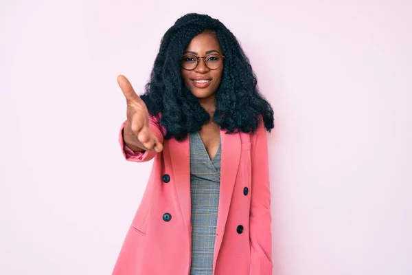 Schöne Afrikanische Frau Businessjacke Und Brille Lächelt Freundlich Und Reicht — Stockfoto