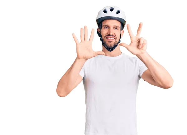 Joven Hombre Guapo Con Casco Bicicleta Mostrando Apuntando Hacia Arriba —  Fotos de Stock