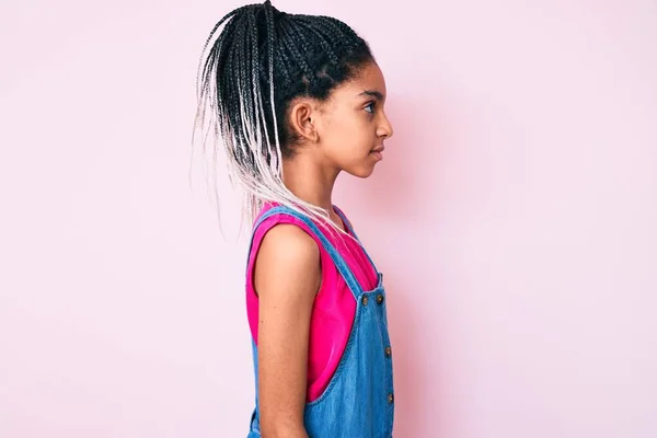 Młody Afroamerykanin Dziewczyna Dziecko Warkoczami Noszenie Casual Ubrania Różowym Tle — Zdjęcie stockowe