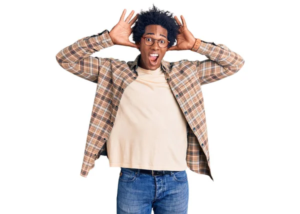 Bello Afro Americano Uomo Con Capelli Afro Indossa Abiti Casual — Foto Stock