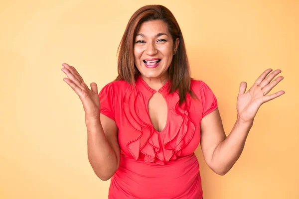 Mulher Hispânica Morena Meia Idade Usando Vestido Verão Celebrando Vitória — Fotografia de Stock