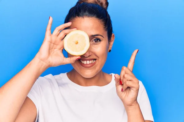 Giovane Bella Donna Bruna Che Tiene Una Fetta Limone Sorridente — Foto Stock