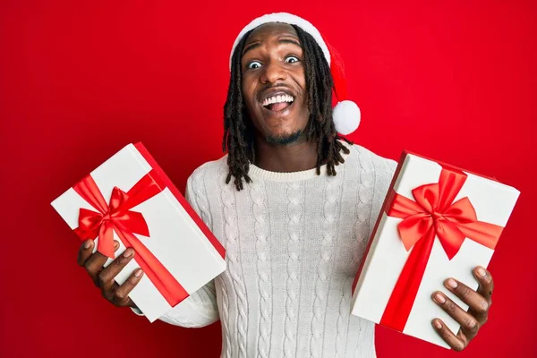 Africano Americano Com Tranças Vestindo Chapéu Natal Segurando Presentes Celebrando — Fotografia de Stock