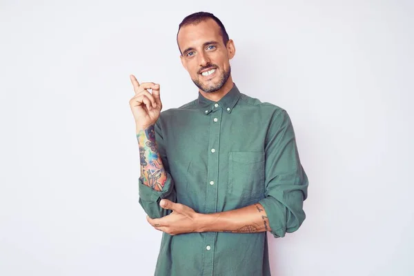 Homem Bonito Jovem Com Tatuagem Vestindo Roupas Casuais Sorrindo Feliz — Fotografia de Stock