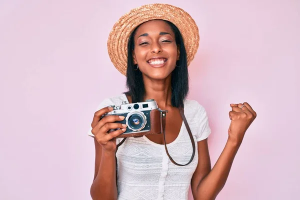 Mujer Afroamericana Joven Con Sombrero Verano Sosteniendo Cámara Vintage Muy —  Fotos de Stock