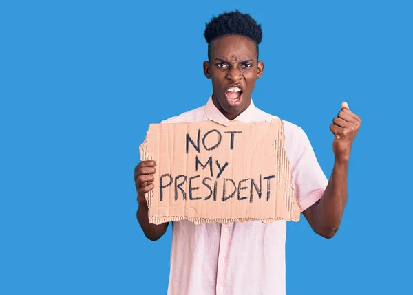 Jonge Afro Amerikaanse Man Houdt Niet Mijn President Protestspandoek Vast — Stockfoto
