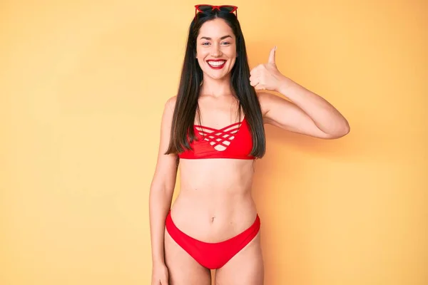 Ung Vacker Kaukasisk Kvinna Med Bikini Leende Glad Och Positiv — Stockfoto