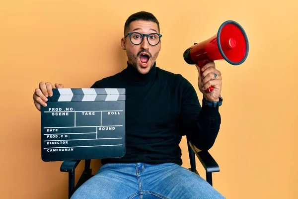 Hombre Guapo Con Tatuajes Sosteniendo Video Film Clapboard Megáfono Asustado —  Fotos de Stock