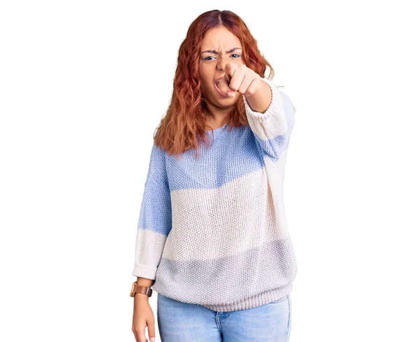 Mladá Latinská Žena Neformálním Oblečení Ukazuje Nespokojeně Frustrovaně Kameru Rozzlobená — Stock fotografie