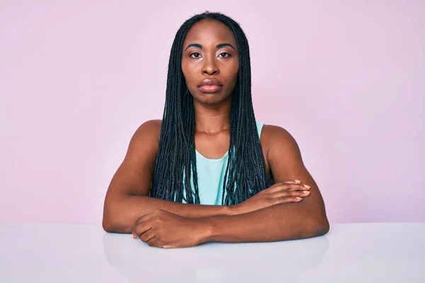 Mujer Afroamericana Con Trenzas Vestida Con Ropa Casual Sentada Sobre —  Fotos de Stock