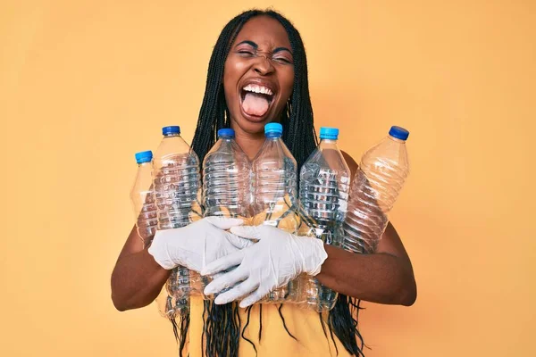 Afroamerikanerin Mit Zöpfen Hält Recycling Plastikflaschen Die Höhe Und Streckt — Stockfoto