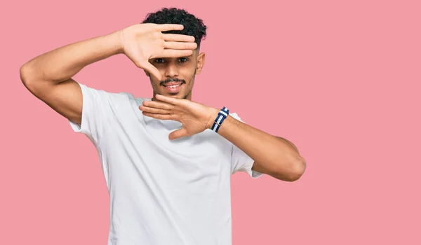 Jovem Árabe Homem Vestindo Casual Branco Shirt Sorrindo Alegre Jogar — Fotografia de Stock