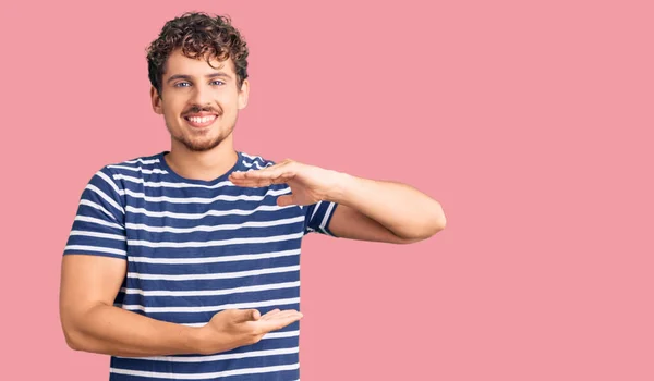 Jeune Homme Beau Aux Cheveux Bouclés Portant Des Vêtements Décontractés — Photo