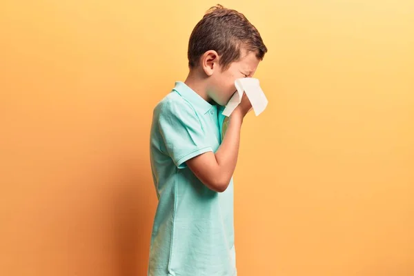 Adorable Enfermedad Niño Rubio Usando Pañuelo Papel Nariz Pie Sobre —  Fotos de Stock