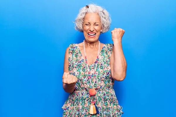 Donna Anziana Dai Capelli Grigi Indossa Abiti Casual Che Celebrano — Foto Stock