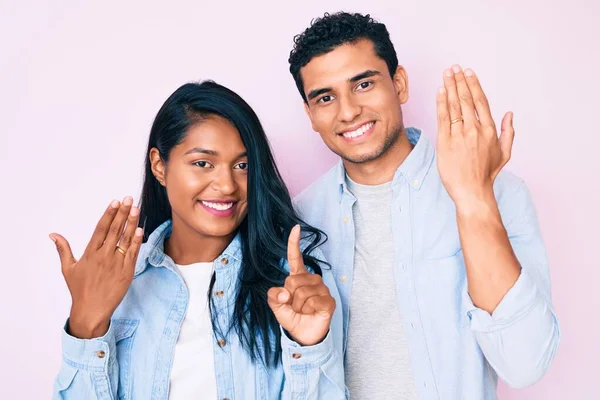Vackra Latinska Unga Par Bär Förlovningsring Leende Med Idé Eller — Stockfoto