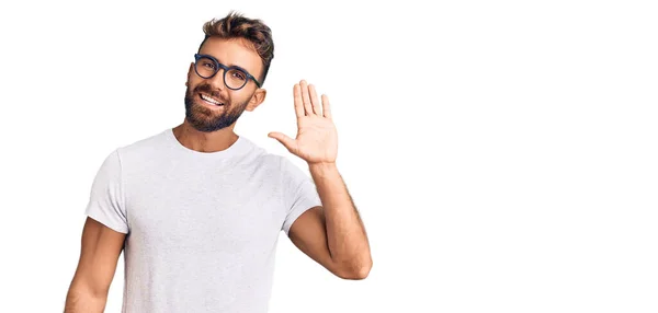 Junger Hispanischer Mann Lässiger Kleidung Und Brille Der Darauf Verzichtet — Stockfoto