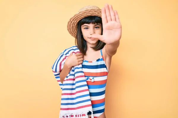 Giovane Bambina Con Bang Indossa Costume Bagno Cappello Estivo Tenendo — Foto Stock