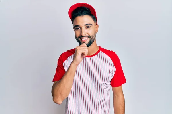 Joven Con Barba Vistiendo Uniforme Béisbol Sonriente Mirando Confiado Cámara — Foto de Stock