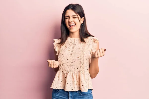 Joven Chica Hermosa Vistiendo Casual Sleeveles Camiseta Celebrando Sorprendido Sorprendido — Foto de Stock