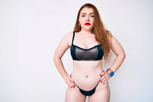 Joven Mujer Pelirroja Tamaño Grande Con Lencería Sexy Pie Sobre —  Fotos de Stock