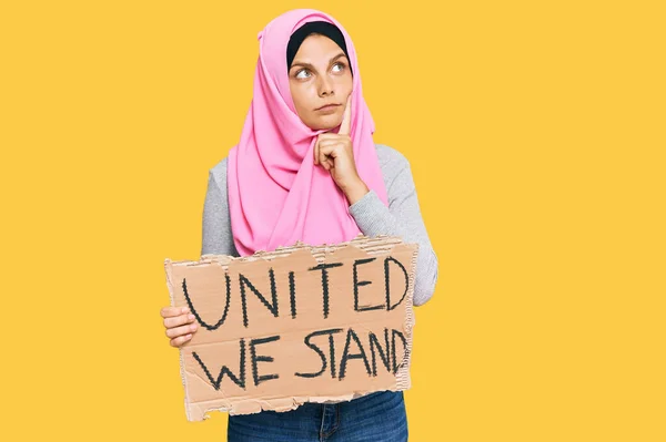 Junge Kaukasische Frau Vereint Halten Wir Banner Ernste Gesicht Denken — Stockfoto