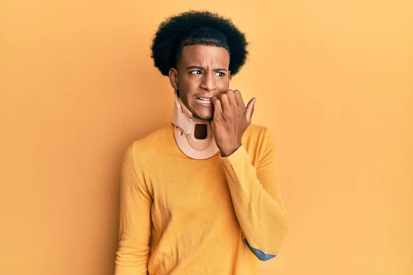 Αφροαμερικάνος Αφρο Μαλλιά Που Φοράει Αυχενικό Κολάρο Και Δείχνει Αγχωμένος — Φωτογραφία Αρχείου
