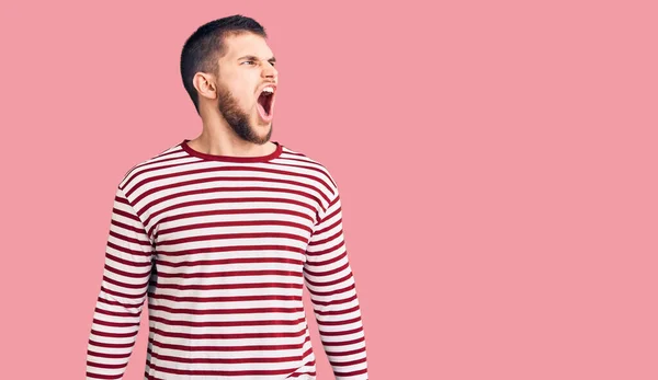 Jovem Homem Bonito Vestindo Camisola Listrada Irritado Louco Gritando Frustrado — Fotografia de Stock