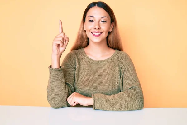 Jonge Brunette Vrouw Dragen Casual Kleding Zitten Tafel Glimlachen Gelukkig — Stockfoto