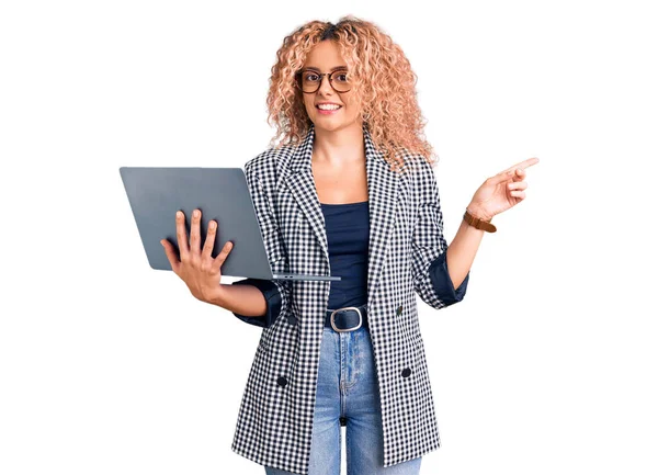 Jeune Femme Blonde Aux Cheveux Bouclés Travaillant Aide Ordinateur Portable — Photo