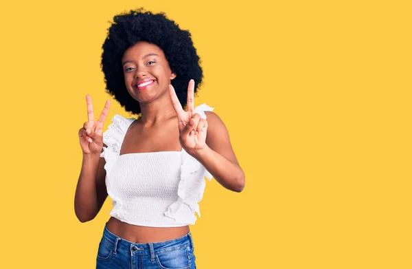 Jeune Femme Afro Américaine Portant Des Vêtements Décontractés Souriant Regardant — Photo