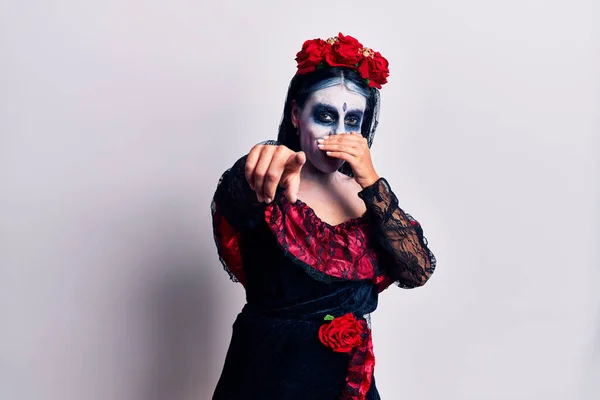 Mujer Joven Vistiendo Día Mexicano Del Maquillaje Muerto Riéndose Señalando — Foto de Stock