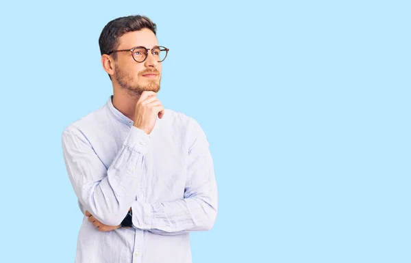 Schöner Junger Mann Mit Bär Elegantem Businesshemd Und Brille Die — Stockfoto