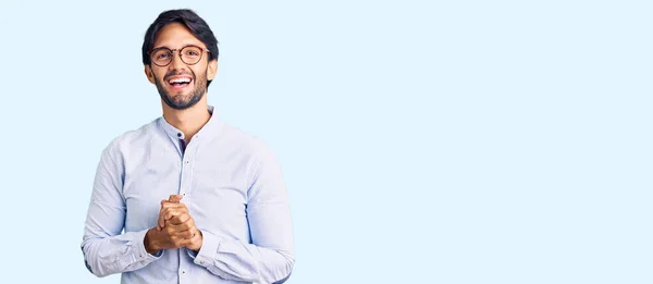 Schöner Hispanischer Mann Mit Businesshemd Und Brille Klatscht Und Applaudiert — Stockfoto