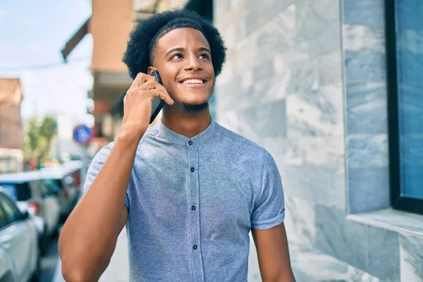 Ung Afrikansk Amerikan Man Ler Glad Prata Smartphone Staden — Stockfoto