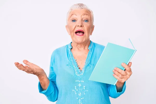 Senior Beautiful Woman Blue Eyes Grey Hair Reading Book Celebrating — Stock Photo, Image