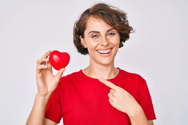 Mujer Hispana Joven Sosteniendo Corazón Sonriendo Feliz Señalando Con Mano —  Fotos de Stock