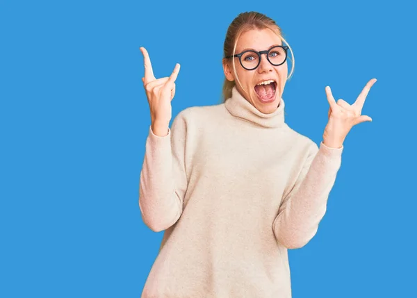 Junge Schöne Blonde Frau Rollkragenpullover Und Brille Mit Verrücktem Gesichtsausdruck — Stockfoto