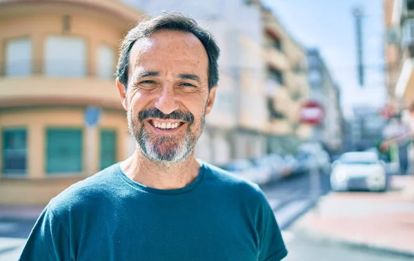 Middelbare Leeftijd Man Met Baard Glimlachen Gelukkig Buiten — Stockfoto