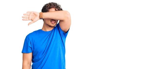 Homem Bonito Jovem Com Cabelo Encaracolado Vestindo Roupas Casuais Cobrindo — Fotografia de Stock