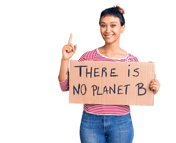 Νεαρή Γυναίκα Που Κρατά Εκεί Δεν Υπάρχει Πλανήτης Banner Έκπληκτος — Φωτογραφία Αρχείου