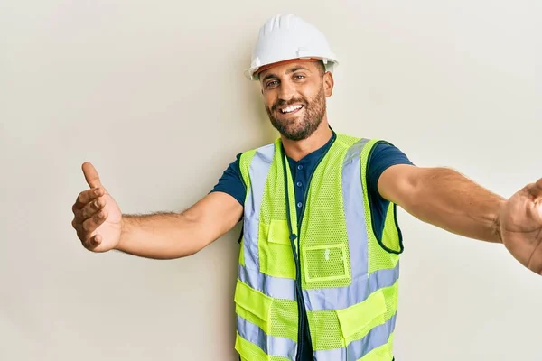 Stilig Man Med Skägg Klädd Skyddshjälm Och Reflekterande Jacka Tittar — Stockfoto